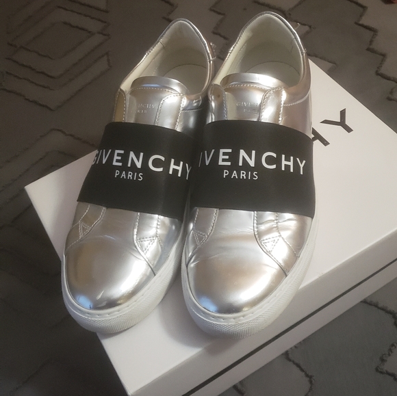 Shoes - Picture 1 of 4